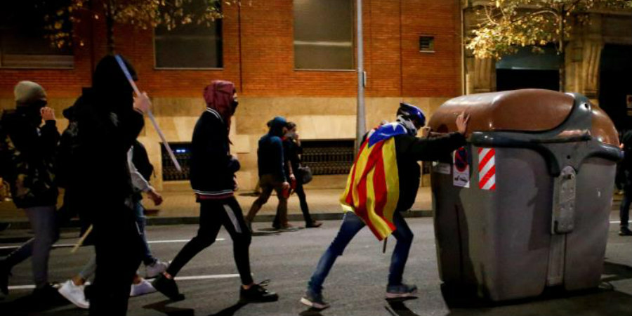 Συγκρούσεις διαδηλωτών - Αστυνομίας στη Βαρκελώνη, ανάπτυξη της πολιτοφυλακής ανακοίνωσε η Μαδρίτη